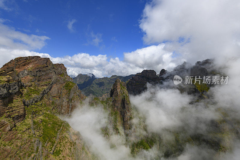 在马德拉岛的Ninho da Manta，或鹰巢，可以看到山上的景色